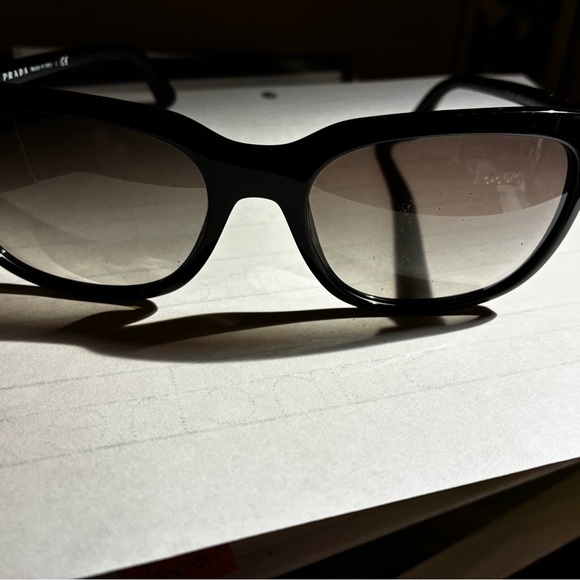 Authentic prada sungless 💖 - Picture 8 of 10